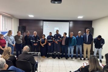Foto - Entrega de cinco ambulâncias para atender o SAMU Norte Pioneiro.