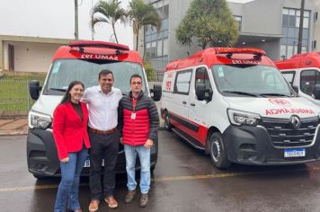 Foto - Entrega de cinco ambulâncias para atender o SAMU Norte Pioneiro.