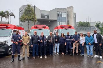 Foto - Entrega de cinco ambulâncias para atender o SAMU Norte Pioneiro.
