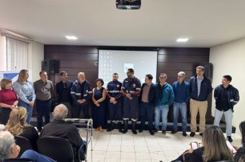 Foto - Entrega de cinco ambulâncias para atender o SAMU Norte Pioneiro.