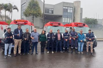 Foto - Entrega de cinco ambulâncias para atender o SAMU Norte Pioneiro.