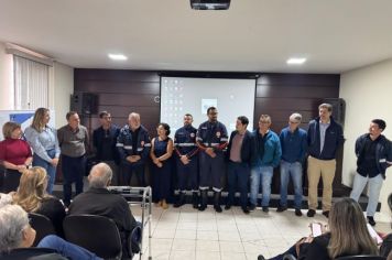 Foto - Entrega de cinco ambulâncias para atender o SAMU Norte Pioneiro.