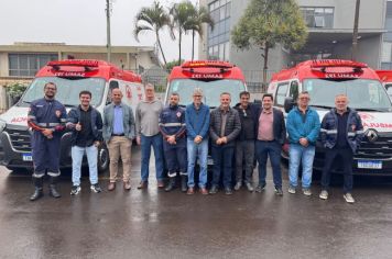 Foto - Entrega de cinco ambulâncias para atender o SAMU Norte Pioneiro.