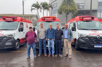 Foto - Entrega de cinco ambulâncias para atender o SAMU Norte Pioneiro.
