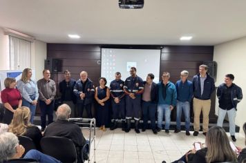 Foto - Entrega de cinco ambulâncias para atender o SAMU Norte Pioneiro.