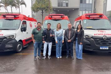 Foto - Entrega de cinco ambulâncias para atender o SAMU Norte Pioneiro.