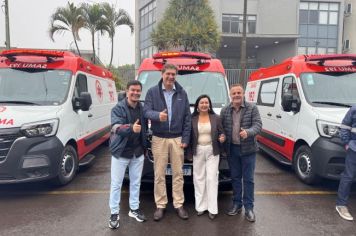 Foto - Entrega de cinco ambulâncias para atender o SAMU Norte Pioneiro.