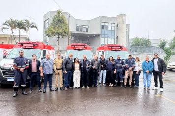 Foto - Entrega de cinco ambulâncias para atender o SAMU Norte Pioneiro.