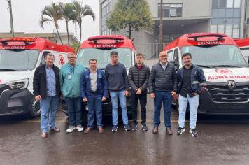 Foto - Entrega de cinco ambulâncias para atender o SAMU Norte Pioneiro.