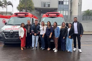 Foto - Entrega de cinco ambulâncias para atender o SAMU Norte Pioneiro.