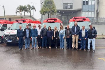 Foto - Entrega de cinco ambulâncias para atender o SAMU Norte Pioneiro.