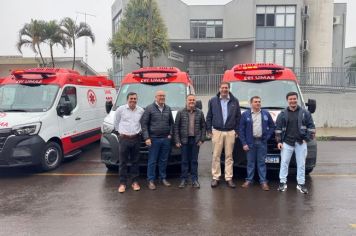 Foto - Entrega de cinco ambulâncias para atender o SAMU Norte Pioneiro.