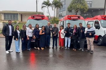 Foto - Entrega de cinco ambulâncias para atender o SAMU Norte Pioneiro.