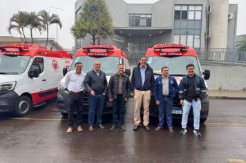 Foto - Entrega de cinco ambulâncias para atender o SAMU Norte Pioneiro.