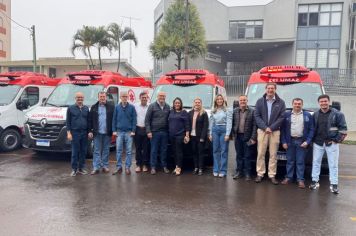 Foto - Entrega de cinco ambulâncias para atender o SAMU Norte Pioneiro.